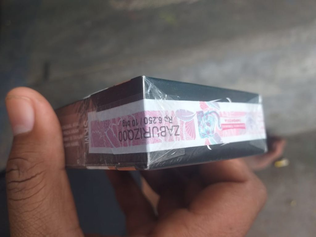 Sebungkus rokok Saga Bold yang dibeli di Ende, Nusa Tenggara Timur, akhir Juli 2024. Rokok dengan cukai SKT ini tertera kode ZABURRIZQ00. Kode itu merupakan kode dari Pabrik Rokok Zabur Rizqie, di Malang, Jawa Timur.