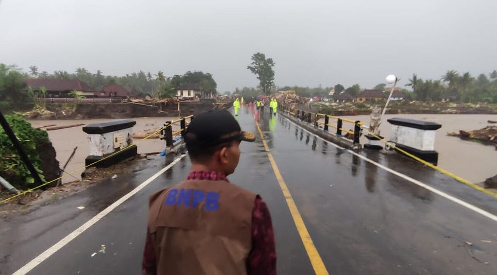 Dokumentasi BPBD Bali menampilkan suasana penanganan dampak bencana banjir bandang di Kabupaten Jembrana, Bali, Senin (17/10/2022).