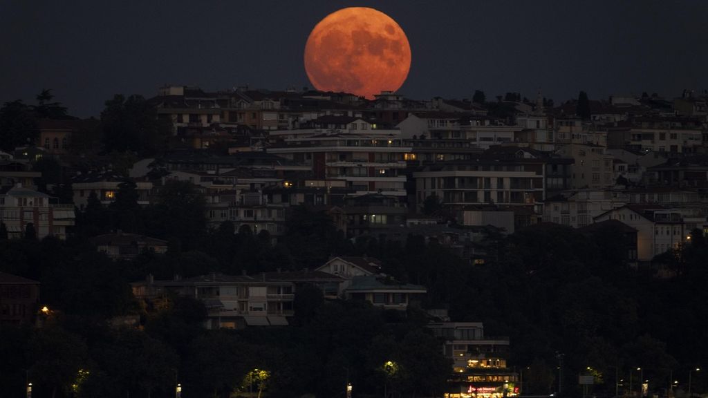Bulan super terbit di atas Istanbul, Turki, Kamis (11/8/2022). Karena orbit bulan mendekat ke arah bumi, maka bulan super tampak lebih besar dan cerah dari biasanya. 