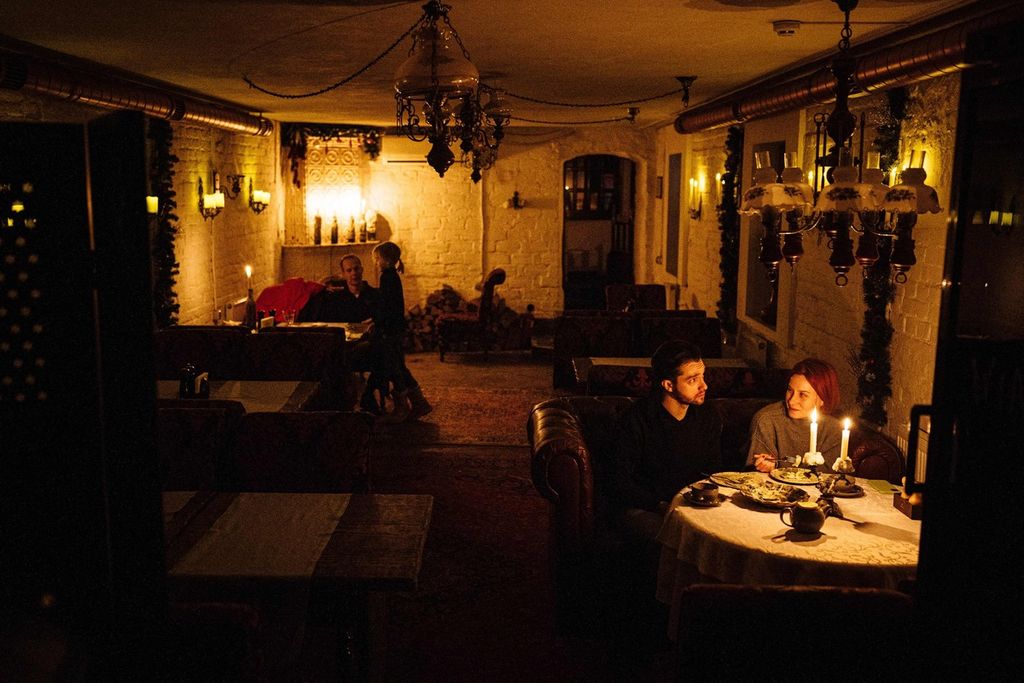 Salah satu restoran di Kyiv, Ukraina, menggunakan lilin untuk menerangi ruangan kala kota itu dilanda krisis energi pada Desember 2022. Di tengah krisis itu, Wakil Menteri Infrastruktur Ukraina malah menerima suap dalam pengadaan pembangkit.