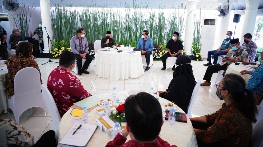 Wakil Presiden Ma’ruf Amin menerima audiensi Menteri Perdagangan Muhammad Lutfi, jajaran Kamar Dagang dan Industri (Kadin) Indonesia, asosiasi, dan perancang mode muslim di kediaman Wapres di Jakarta, Selasa (29/3/2022). 