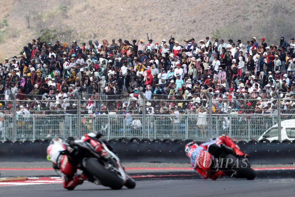 Penonton memenuhi tribune terbuka saat balapan MotoGP seri Indonesia di Sirkuit Internasional Pertamina Mandalika, Lombok Tengah, NTB, Minggu (15/10/2023).