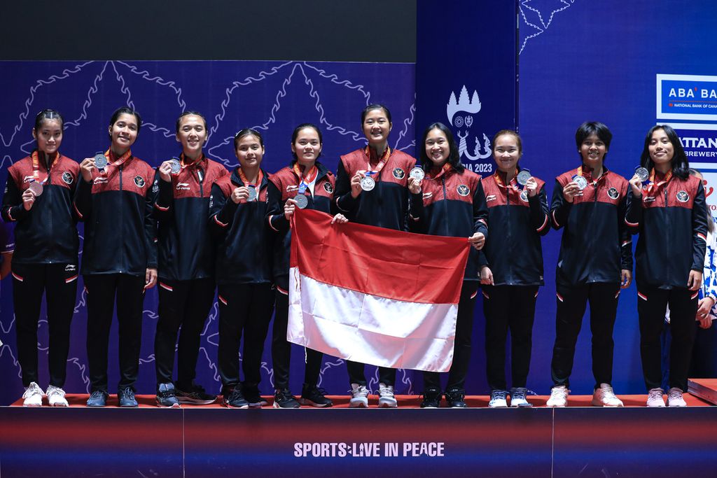 Tim putri bulu tangkis Indonesia berpose di podium saat menerima medali perak beregu putri SEA Games Kamboja 2023, Kamis (11/5/2023). Indonesia takluk dari Thailand, 0-3, di final.