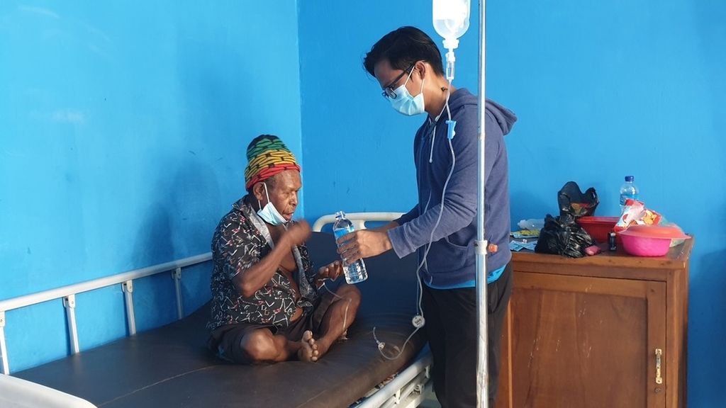 Dokter Yandry Pamangin melayani salah satu pasien di Puskesmas Elelim, Kabupaten Yalimo, Papua, pada awal Agustus 2021.