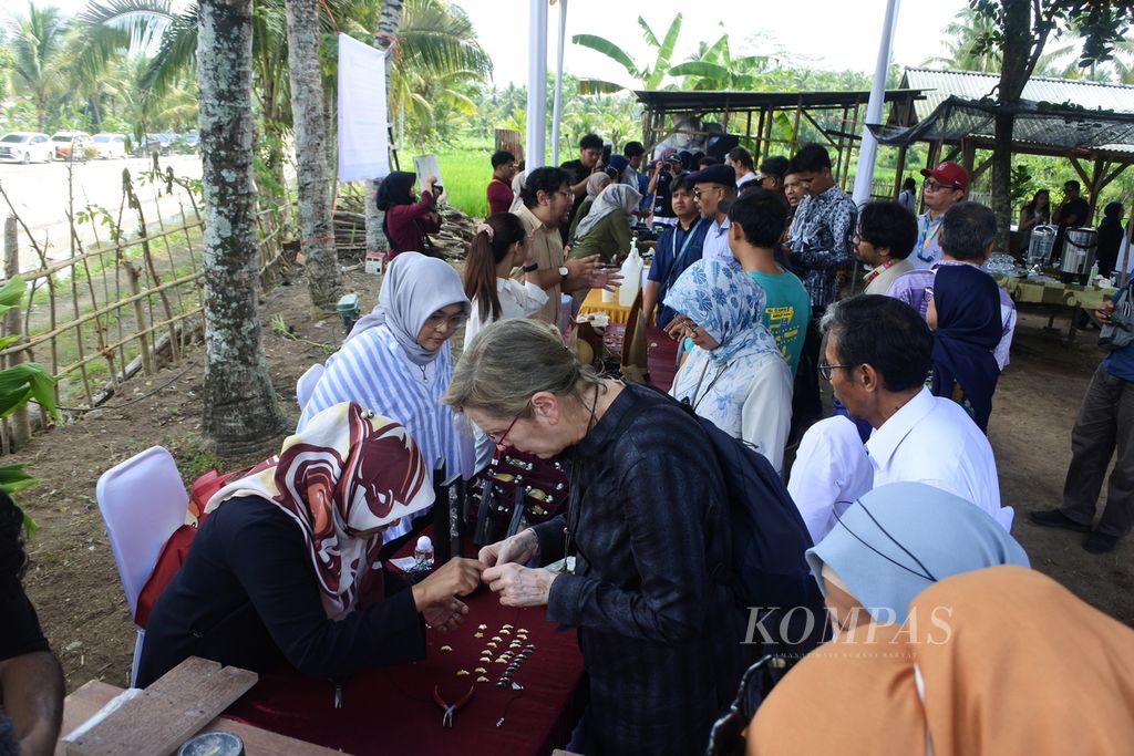 Para tamu undangan melihat berbagai produk dari <i>start up </i>dan usaha kecil menengah dari Lombok yang masuk dalam program Blue Finance Accelarator (BFA) di Desa Murbaya, Kecamatan Pringgarata, Lombok Tengah, NTB, Rabu (31/1/2024).
