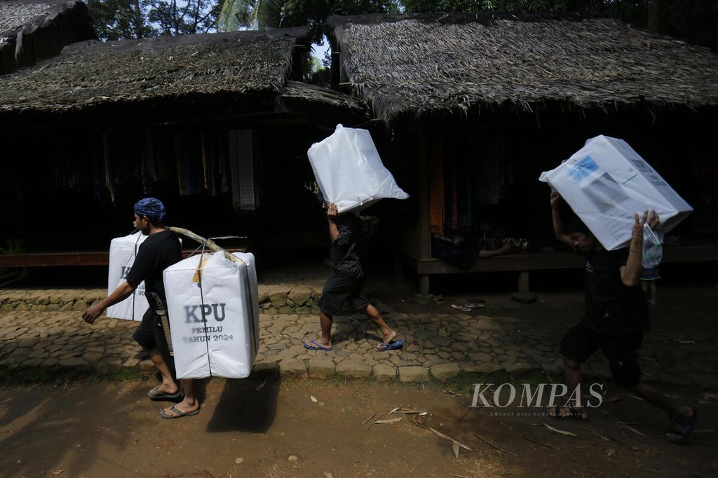 Petugas membawa logistik Pemilu 2024 dari Panitia Pemungutan Suara (PPS) Desa Kanekes, Leuwidamar, Lebak, Banten, menuju TPS 016 di Kampung Cipaler Baduy Luar, Selasa (13/2/2024).