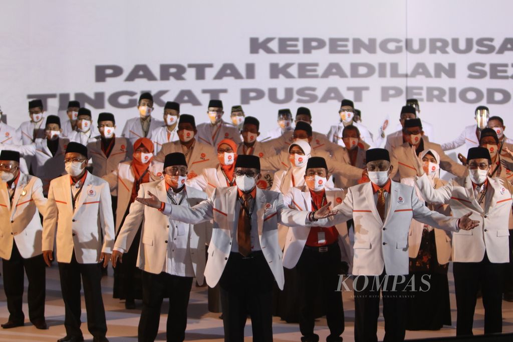 Ketua Majelis Syura PKS Salim Segaf Aljufri (tengah) bersama Presiden PKS Ahmad Syaikhu (sebelah kanan Salim) dan para pengurus pusat PKS Periode 2020-2025 saat  Munas ke V PKS di Bandung, Jawa Barat (29/11/2020).