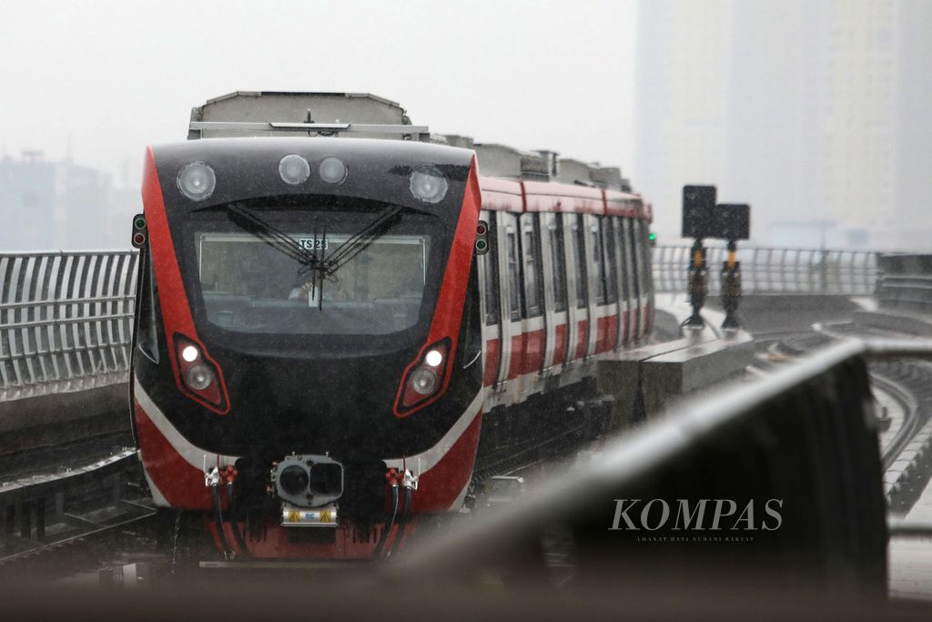 Moda lintas rel terpadu atau <i>light rail transit</i> (LRT) Jabodebek bersiap masuk Stasiun Dukuh Atas, Jakarta, Kamis (6/7/2023). 