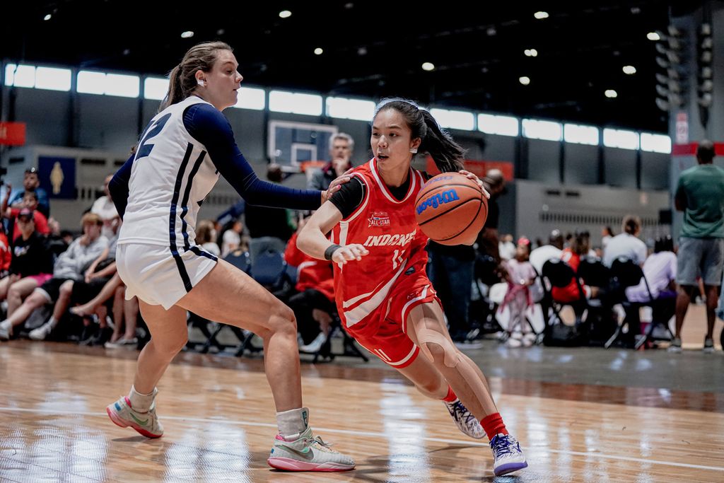 Pemain tim Kopi Good Day DBL Indonesia All Star 2024, Keira Ammabel Hadinoto (kanan), mendribel bola saat laga melawan MO Phenom STL Truck dalam Nike Tournament of Champions di Chicago, Minggu (21/7/2024). DBL All Star kalah dengan skor 31-34 pada laga itu.