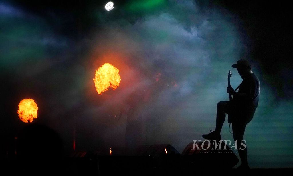 Aksi panggung gitaris kelompok Saint Loco, Iwan Hoediarto, dalam acara Hammersonic Festival 2023 di Jakarta International E-Prix Circuit, Ancol, Jakarta, Sabtu (18/3/2023). Perhelatan selama dua hari, yaitu Sabtu (18/3/2023) dan Minggu (19/3/2023), ini menghadirkan sejumlah kelompok musik, seperti Black Flag (Amerika Serikat), Slipknot (Amerika Serikat), Vio-lence (Amerika Serikat), Batushka (Rusia), Trivium (Amerika Serikat), Burgerkill (Indonesia), dan sejumlah kelompok musik cadas lainnya. 