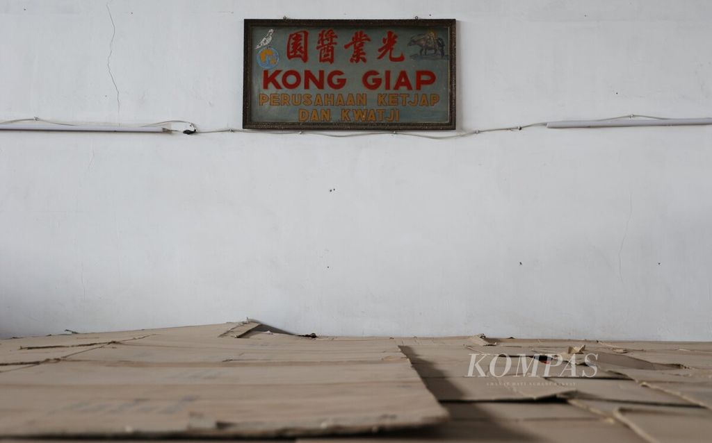 Papan nama yang pertama kali digunakan untuk merek dagang di pabrik kecap Karya Gemilang yang berada di Jalan Holis, Kota Bandung, Jawa Barat, Rabu (14/6/2023). 