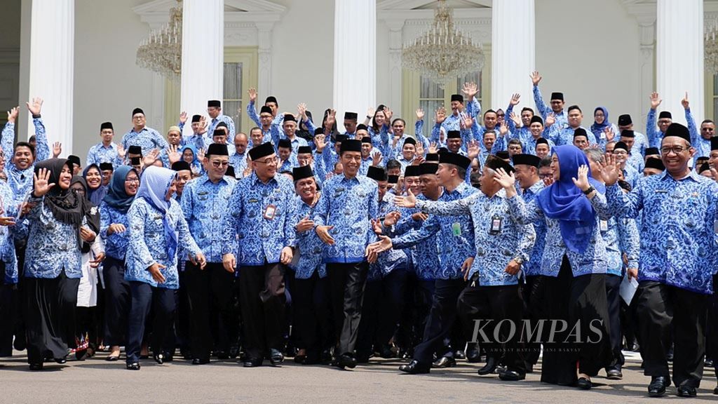 Korpri administrators take a photo with President Joko Widodo in front of the Merdeka Palace, Jakarta, Tuesday (26/2/2019).