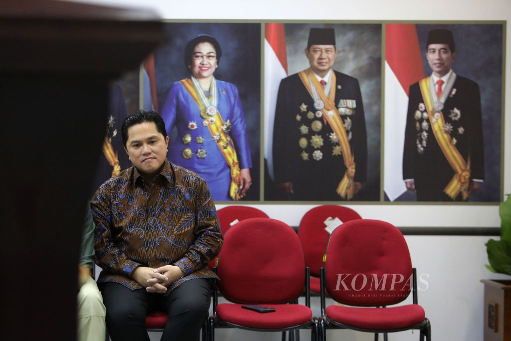 Ketua Umum PSSI Erick Thohir bersiap memberikan keterangan terkait pertemuannya dengan Presiden Joko Widodo di Istana Kepresidenan, Jakarta, Jumat (31/3/2023). 