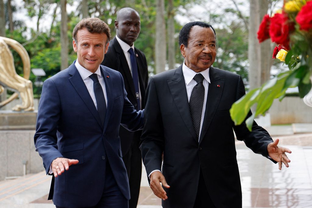 Presiden Kamerun Paul Biya (kanan) menyambut Presiden Perancis Emmanuel Macron di Kantor Kepresidenan Kamerun di Younde, Selasa (26/7/2022). Macron melawat ke Kamerun, Benin, dan Guinea-Bissau sebagai upaya meningkatkan ulang pengaruh Perancis di Afrika.