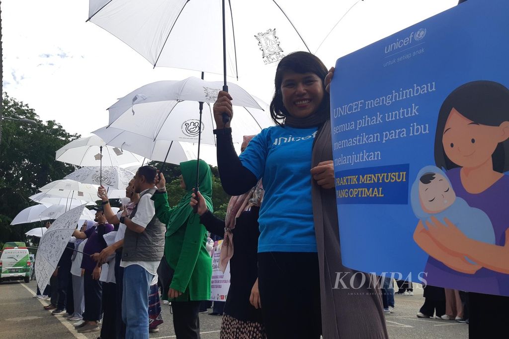 Warga yang tergabung dalam lintas organisasi melakukan kampanye menyusui dalam rangka Hari Menyusui Dunia 2022, di Banda Aceh, Minggu (7/8/2022). Kampanye tersebut untuk meningkat pengetahuan warga terhadap betapa penting ASI untuk bayi. 