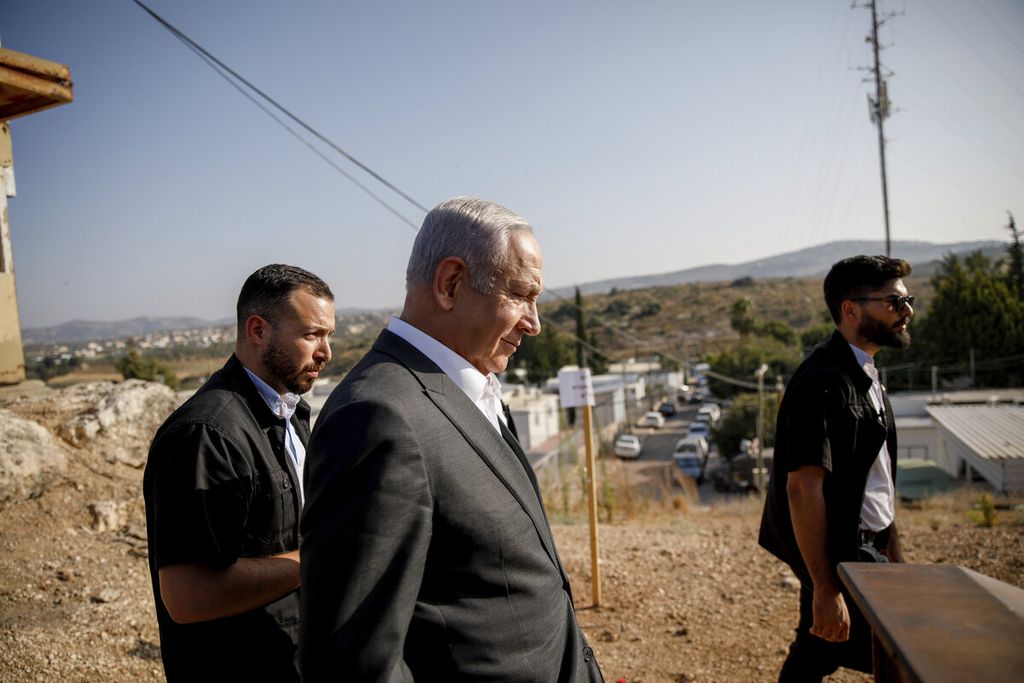 Perdana Menteri Israel Benjamin Netanyahu tiba untuk memberikan pengarahan di dekat pos militer Salem antara Israel dan Tepi Barat, Selasa, (4/7/2023. Netanyahu mengindikasikan operasi militer di dekat kamp pengungsi Jenin menjadi salah satu area operasi militer paling intens.  