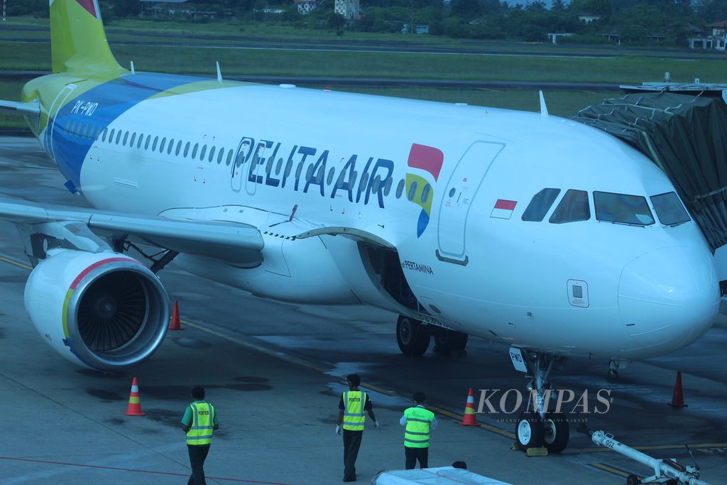 Ilustrasi. Pesawat Pelita Air bersiap lepas landas dari Bandara Internasional Sultan Mahmud Badaruddin II Palembang ke Bandara Soekarno-Hatta, Tangerang, Banten, Rabu (12/4/2023). 