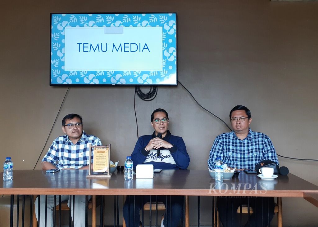 Kepala Bank Indonesia Perwakilan Jambi Hermanto (tengah) pamit kepada para jurnalis di Jambi, Minggu (21/1/2024). Ia digantikan oleh Warsono (kiri) dan deputi Robby Fathir (kanan).