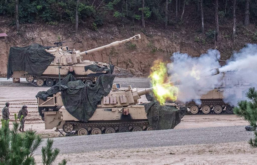 Artileri swagerak Paladin milik Angkatan Darat Amerika Serikat menembak dalam latihan Perisai Kebebasan, 2022, antara militer AS dan Korea Selatan di Korsel.  