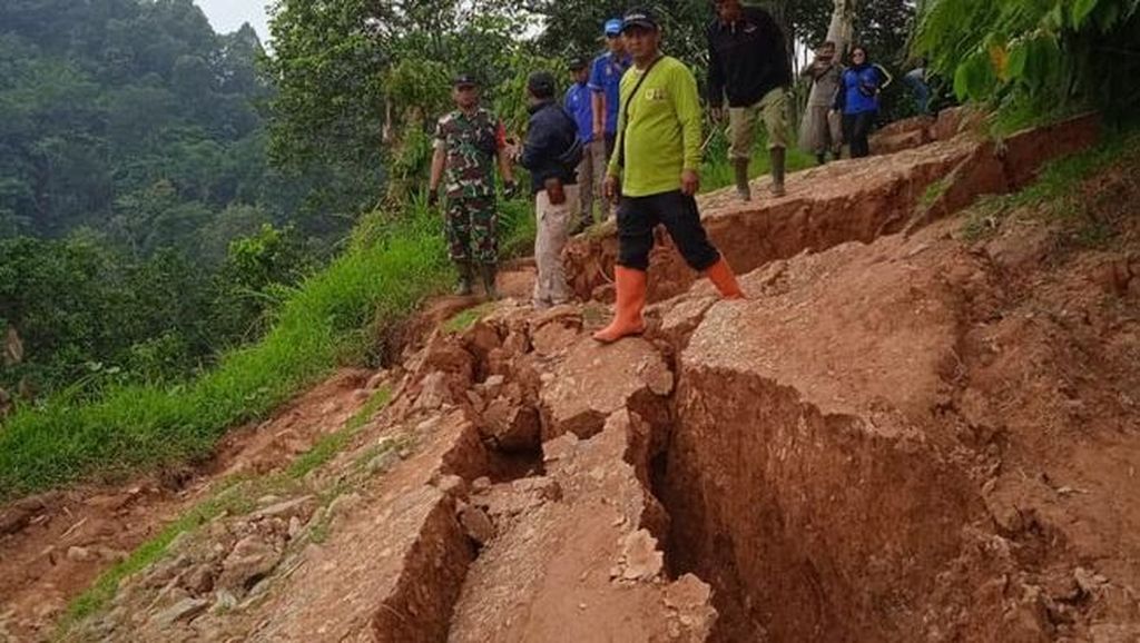 Akses jalan yang terdampak bencana pergerakan tanah di Desa Bojong Koneng, Kecamatan Babakan Madang, Kabupaten Bogor, Jawa Barat.