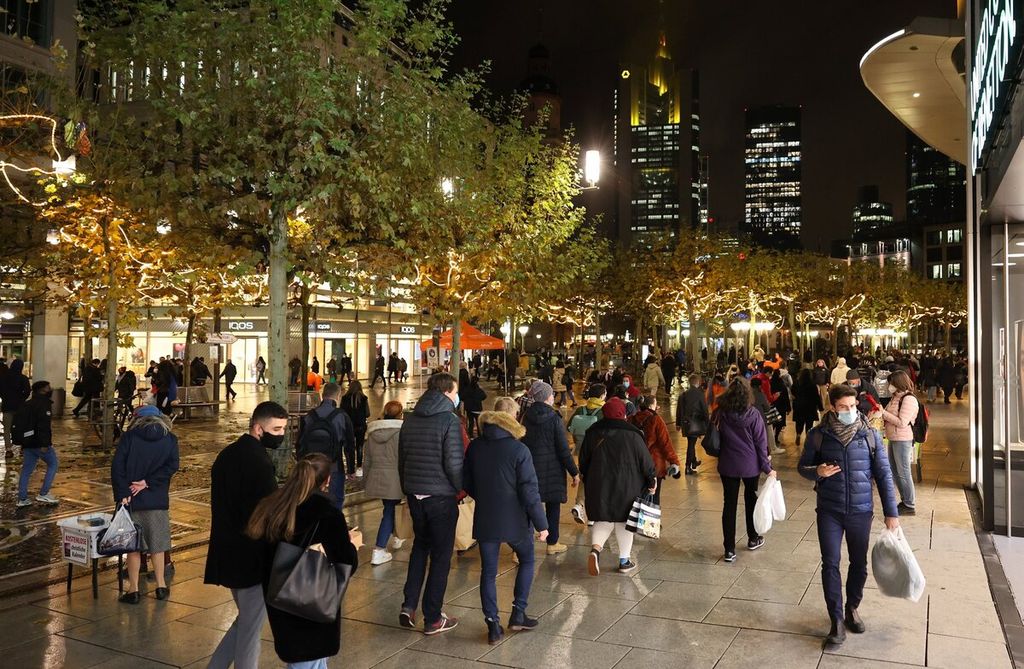 Orang-orang memadati kawasan pusat perbelanjaan Zeil di pusat kota Frankfurt, Jerman, Selasa (15/12/2020).
