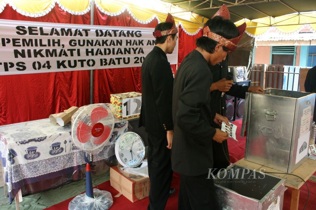 Petugas KPPS di TPS 04, Kelurahan Kuto Batu, Palembang, Sumatera Selatan, menghitung hasil perolehan suara Pemilu Presiden 2009, Rabu (8/7/2009).