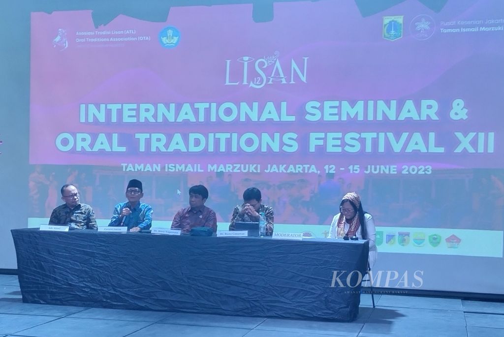 Salah satu diskusi panel terkait tradisi lisan di acara Seminar Internasional dan Festival Tradisi Lisan XII yang digelar Asosiasi Tradisi Lisan (ATL) di Jakarta, Selasa (13/6/2023).