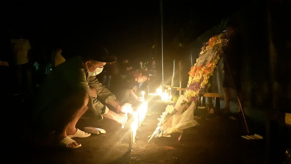 Sejumlah musisi menyalakan lilin di kompleks Diskotek Double O, Kota Sorong, Papua Barat, Kamis (27/1/2022), sebagai bentuk solidaritas terhadap 17 korban yang tewas di dalam ruangan yang dibakar pada Senin (24/1/2022).