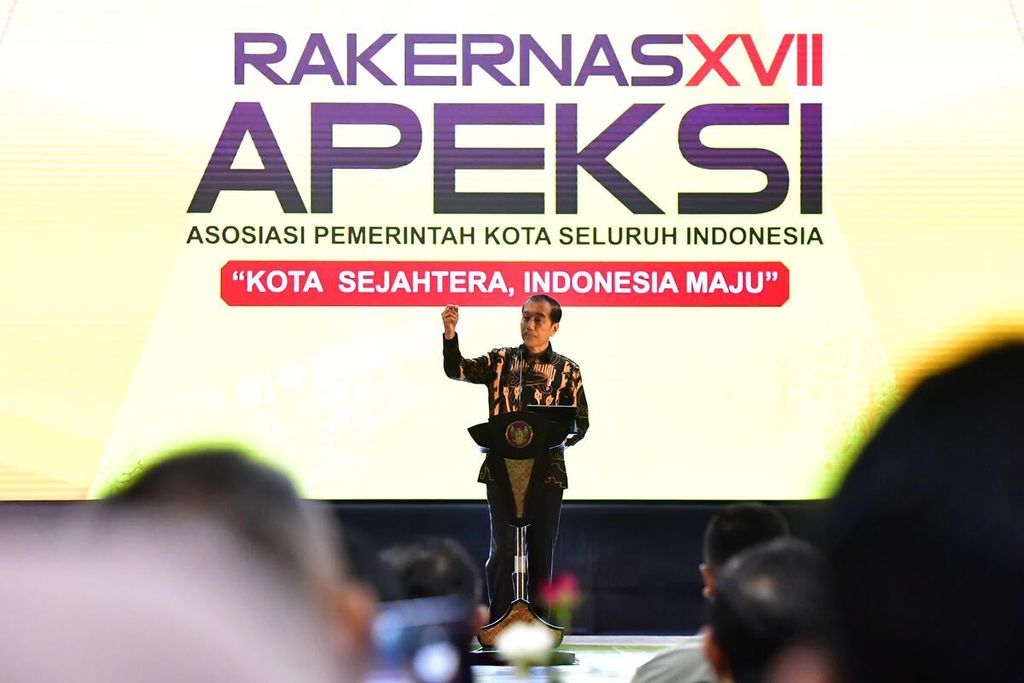 Presiden Joko Widodo memberi sambutan dalam pembukaan Rapat Kerja Nasional (Rakernas) Apeksi XVII Tahun 2024 di Balikpapan Sport and Convention Center, Kota Balikpapan, Kalimantan Timur, Selasa (4/6/2024). 