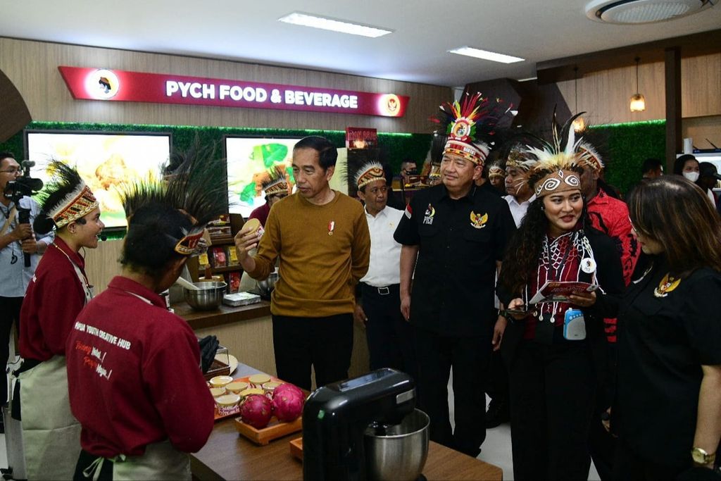 Presiden Joko Widodo meninjau salah satu lokasi fasilitas yang tersedia di gedung Papua Youth Creative Hub di Kota Jayapura, Papua, Selasa (21/3/2023).