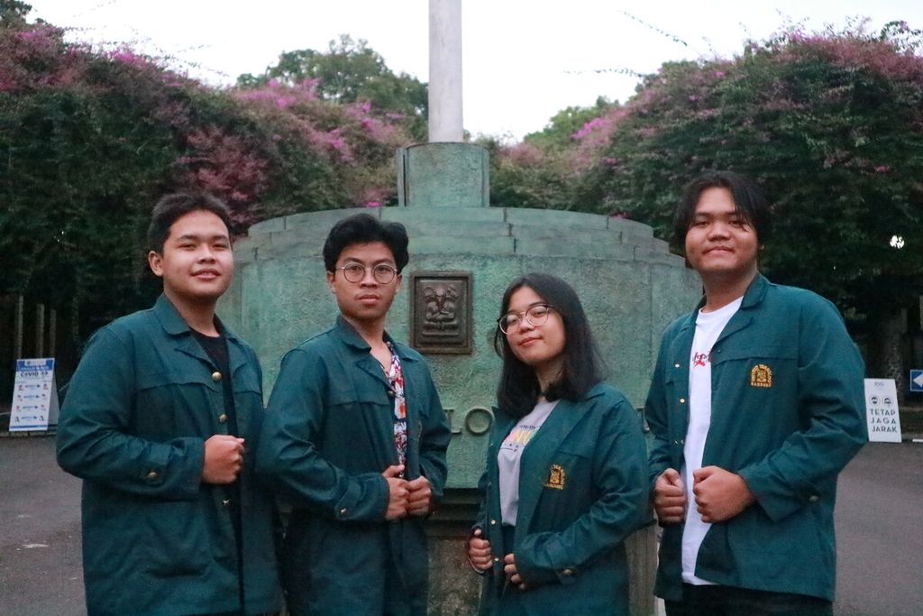 Tim I-NewBee beranggotakan mahasiswa Kewirausahaan School of Business and Management Institut Teknologi Bandung yaitu, dari kiri ke kanan Satria Dwi B, Pujangga Reogavi, Afra Samantha, dan Alfinza Willys A,