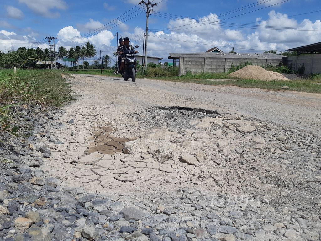 Jalan Terusan Ryacudu di Kecamatan Jati Agung, Kabupaten Lampung Selatan, Lampung, dalam kondisi rusak, Selasa (18/4/2023). 