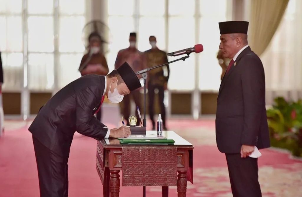 Gubernur Sumatera Utara Edy Rahmayadi (kanan) melantik Arief Sudarto Trinugroho menjadi Sekretaris Daerah Pemerintah Provinsi Sumatera Utara, di Medan, Jumat (19/8/2022). 