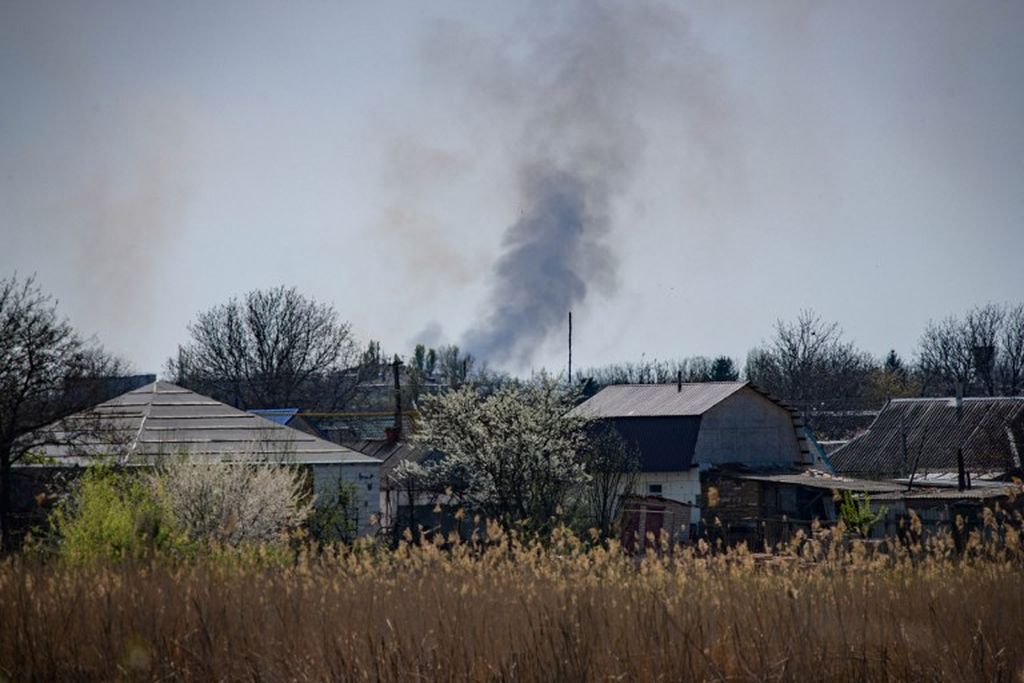 Asap mengepul dari belakang deretan rumah selama penembakan di kota garis depan Gulyaipole, tenggara Zaporizhzhia, Ukraina, Senin, 25 April 2022.
