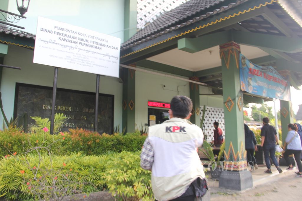 Petugas Komisi Pemberantasan Korupsi (KPK) mendatangi kantor Dinas Pekerjaan Umum, Perumahan, dan Kawasan Permukiman (DPUPKP) Kota Yogyakarta, Selasa (7/6/2022). 