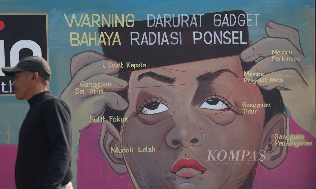 Dampak buruk penggunaan gawai yang berlebihan dikampanyekan melalui media mural seperti terlihat di kawasan Semplak, Bogor, Jawa Barat, Senin (15/7/2024).  