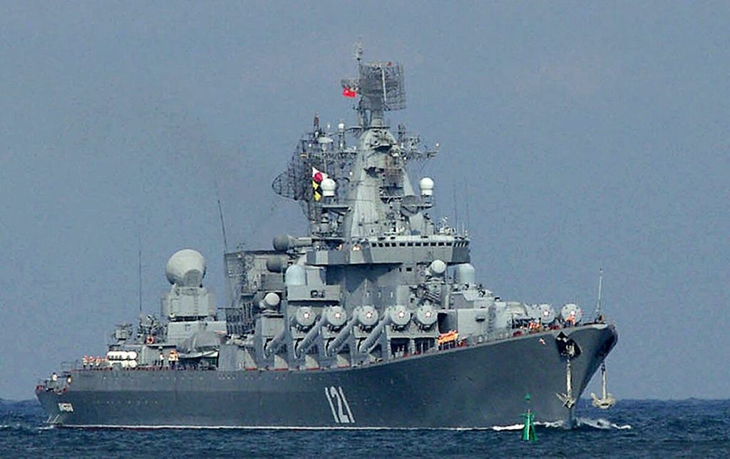 Foto dokumentasi tanggal 29 Agustus 2013 ini memperlihatkan kapal penjelajah berpeluru kendali milik Rusia, "Moskva", kekuatan utama Armada Laut Hitam, saat memasuki Selat Sevastopol.
