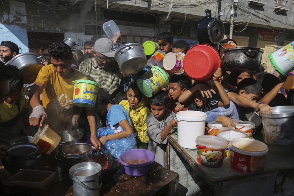 Warga Palestina berdesakan untuk mengantre makanan di Rafah, Jalur Gaza bagian selatan, Rabu (8/11/2023). 