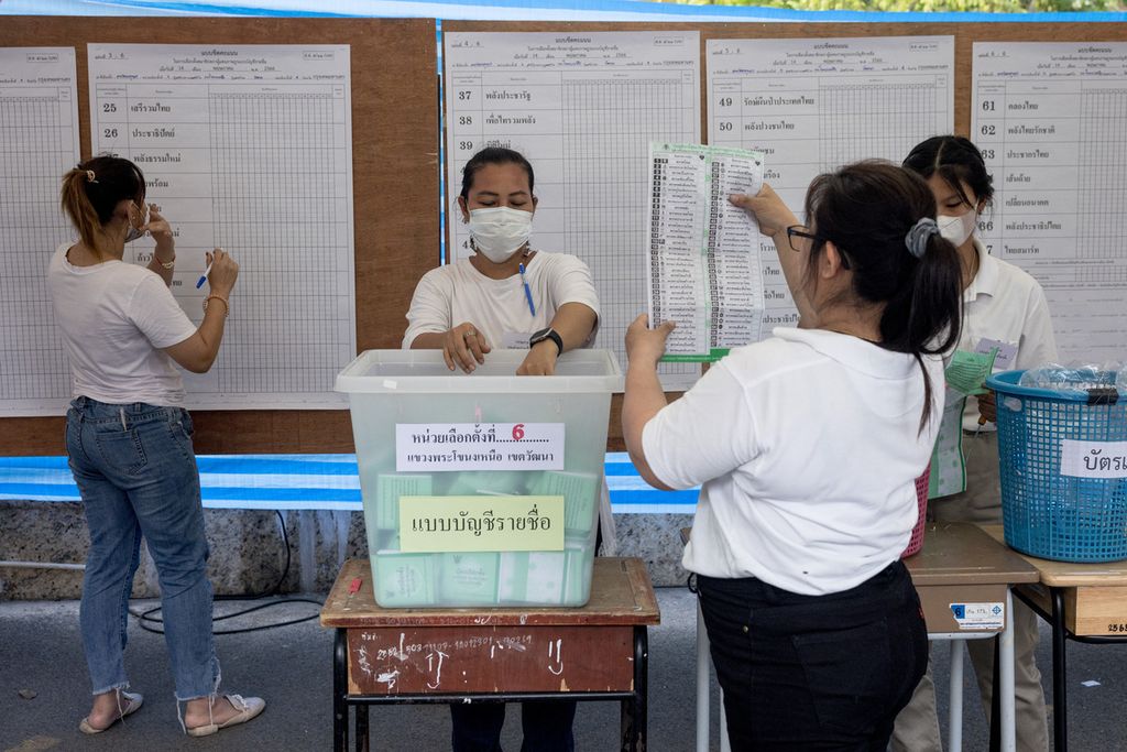 Petugas pemilu menghitung suara di tempat pemungutan suara di ibu kota Bangkok Thailand, Minggu (14/5/2023), setelah pemungutan suara ditutup.  