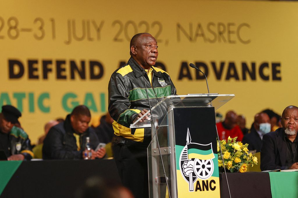 Arsip foto pada 29 Juli 2022 memperlihatkan Presiden Afrika Selatan Cyril Ramaphosa berpidato di hadapan anggota partai Kongres Nasional Afrika (ANC) di Pusat Rekreasi Nasional di Johannesburg. 