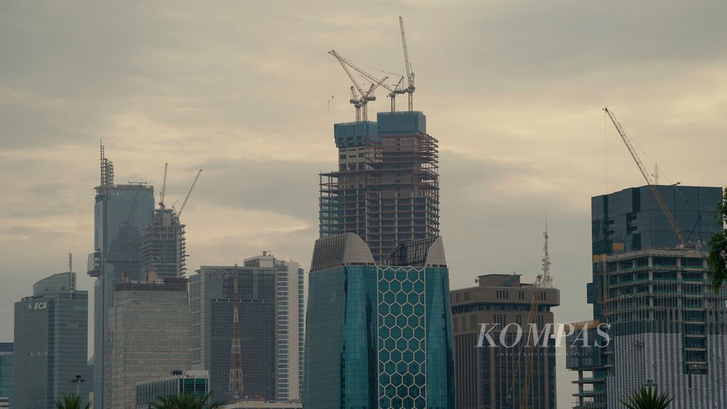 Gedung bertingkat di Jakarta Pusat, Kamis (10/2/2022). Tantangan global yang dihadapi Indonesia masih tinggi dalam upaya pemulihan ekonomi dari dampak pandemi Covid-19.