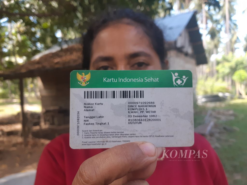 Warga Desa Ilwaki di Pulau Wetar, Kabupaten Maluku Barat Daya, Maluku, menunjukkan Kartu Indonesia Sehat miliknya, Senin (8/8/2022). Sebagian besar warga di pulau terluar itu sudah mengantongi KIS.