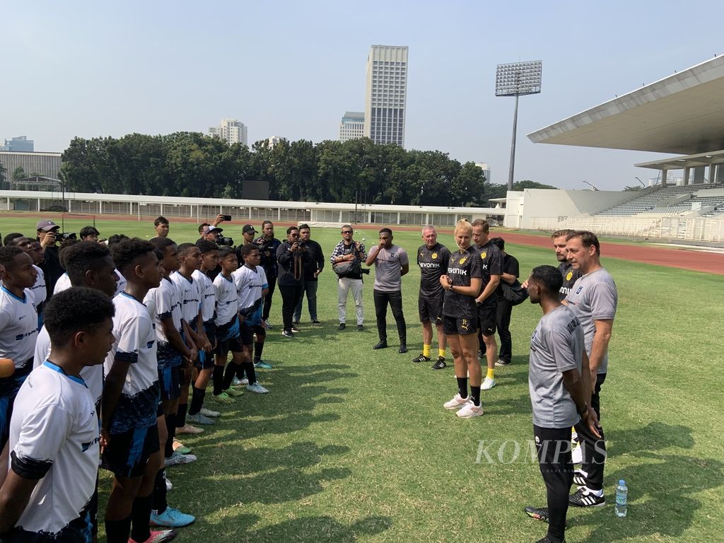 Sebanyak 30 siswa Papua Football Academy (PFA) mendengarkan instruksi dari tiga mantan pemain klub Jerman, Borussia Dortmund, dalam sesi coaching clinic di Stadion Madya, Senayan, Jakarta, Jumat (8/9/2023).  