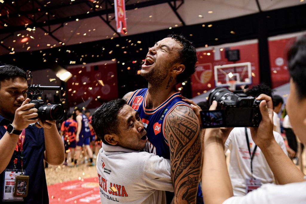 <i>Forward</i> Pelita Jaya Bakrie Jakarta, Brandon Jawato, merayakan gelar juara All-Indonesia 2024 di Hall Basket Senayan pada Minggu (6/10/2024). Pelita Jaya keluar sebagai juara setelah menang 75-70 dan menutup seri dengan keunggulan 2-1.