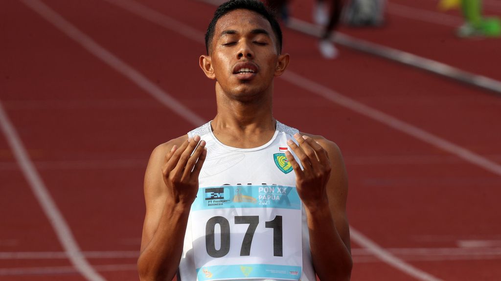 Ekspresi bersyukur pelari putra Gorontalo, Mohammad Hadrin Mahdang, yang berhasil menempati posisi ketiga dalam final lari 1.500 meter putra cabang atletik dalam PON Papua 2021 di Stadion Atletik Kompleks Olahraga Mimika, Timika, Papua, Senin (11/10/2021). 