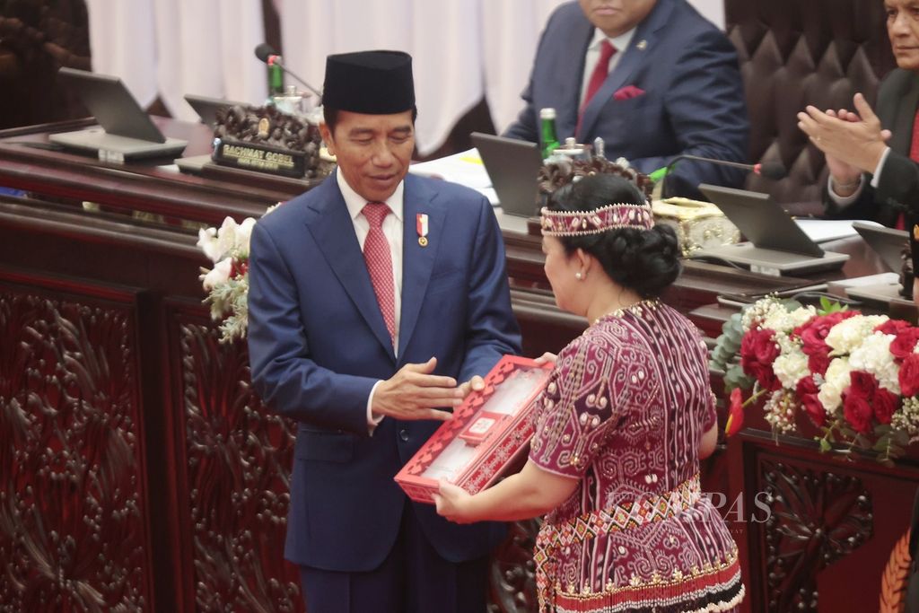 Presiden Joko Widodo menyerahkan Rancangan Undang-Undang tentang Anggaran Pendapatan Belanja Negara (RUU APBN) tahun anggaran 2024 usai memberikan pidato kenegaraan dalam Sidang Paripurna DPR di Kompleks Parlemen, Senayan, Jakarta, Rabu (16/8/2023). Presiden Jokowi menyampaikan Pidato Kenegaraan dalam rangka penyampaian RUU APBN tahun anggaran 2024 disertai nota keuangan dan pendukungnya. 