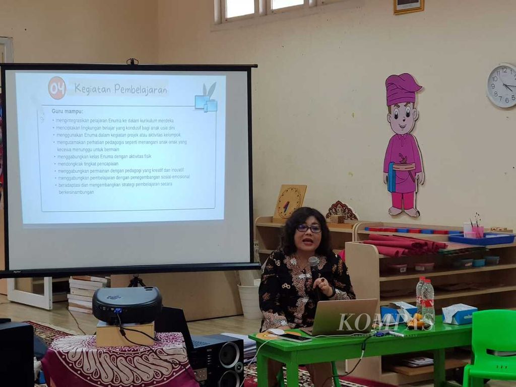 Ketua Yayasan Rumah Komunitas Kreatif (YRKK) Ella Yulaelawati membawakan materi tentang Kiat Mengajar Generasi Alfa pada acara Mentoring Sekolah Enuma di TK Angkasa 1 Halim Perdanakusuma, Jakarta Timur, Sabtu (15/7/2023).