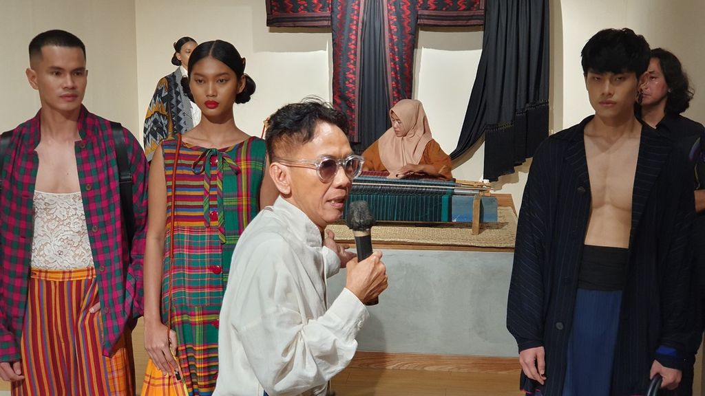 Perancang busana Edward Hutabarat menjelaskan karya fesyen tenun Sumba buatannya dalam pameran seni Artina di Gedung Sarinah, Jakarta, Jumat (3/3/2023).