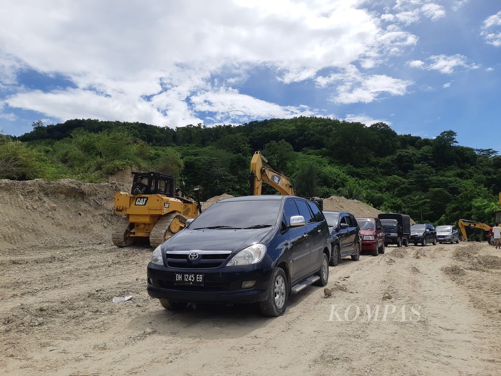 Setelah lumpuh total selama tiga hari akibat longsor di Kelurahan Takari, Kabupaten Kupang, NTT, mobilitas kendaraan mulai bergerak pada Senin (20/2/2023).