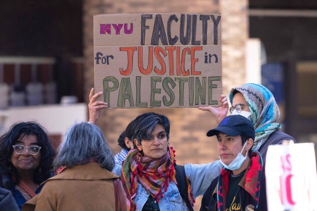 Unjuk rasa mendukung Palestina di New York University, Senin (22/4/2024).
